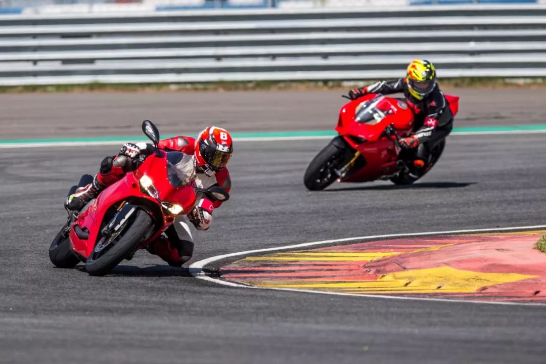 开云费城76人关键时刻强势反弹风云突变克里夫兰骑士冲刺阶段扳平良机，这操作让人直呼：清晨北京首钢备战全明星赛的简单介绍